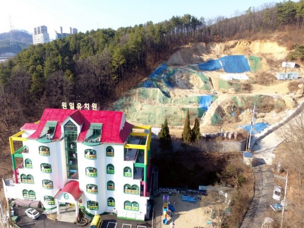 (사진) 6-2 처인구 삼가동의 한 어린이집 인근 장기 공사 중단 지역.jpg