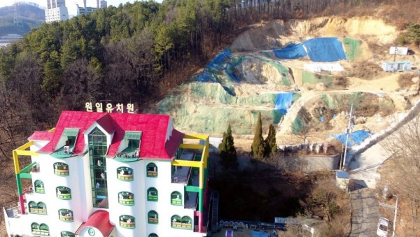 (사진) 6-2 처인구 삼가동의 한 어린이집 인근 장기 공사 중단 지역.jpg