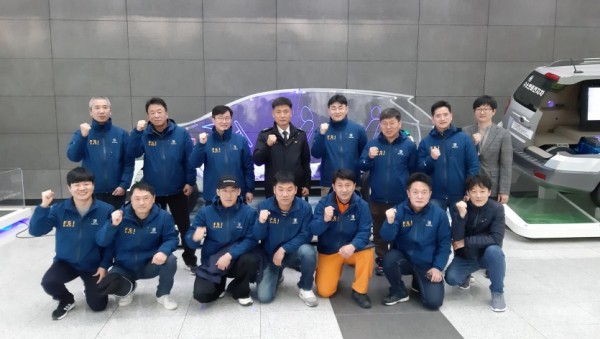 현대기아환경기술연구소에 방문한 화재조사관들이 기념촬영을 하고 있다.jpg