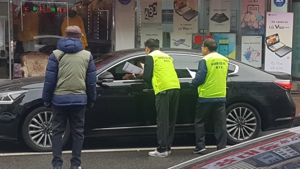 (사진) 미세먼지 배출원 감시단 시민 대상 홍보 활동.jpg