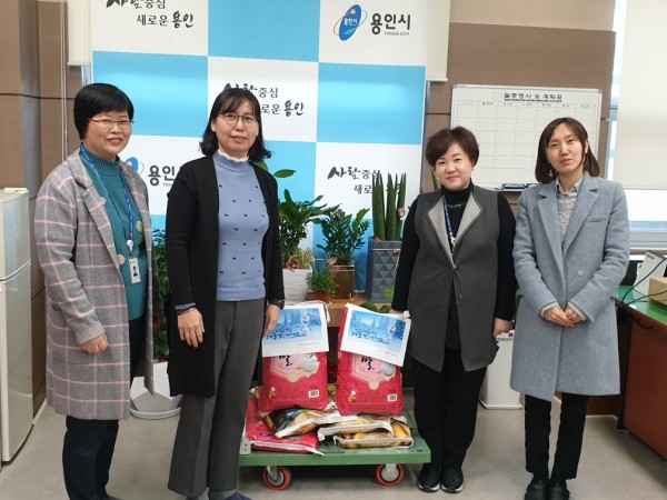 (사진) 수지구청 민원봉사과 이웃돕기 쌀 기탁.jpeg