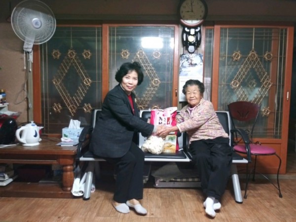 (사진) 신봉동 지역사회보장협의체 떡국 떡 전달.jpg