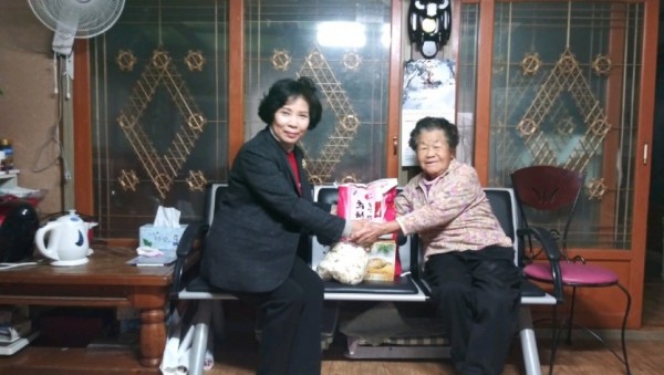 (사진) 신봉동 지역사회보장협의체 떡국 떡 전달.jpg
