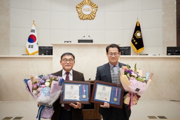 20191213 윤원균·이진규 의원, 제1회 (사)경기인터넷언론인협회 행정·의정 대상 수상.jpg