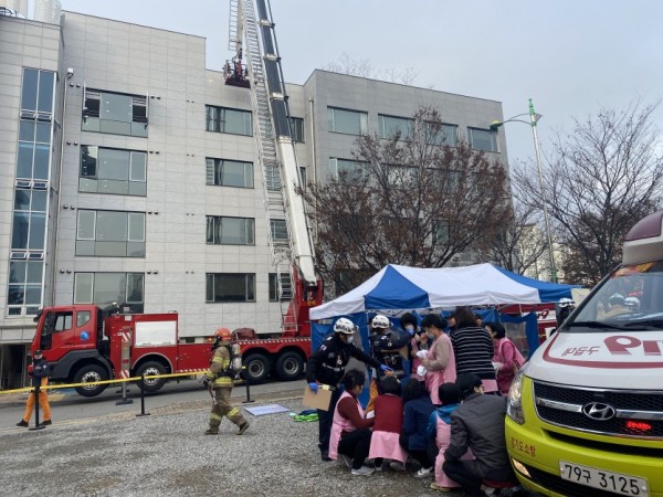 구성노인전문요양원에서 현장대응훈련을 하고 있는 용인소방서 대원들.jpg