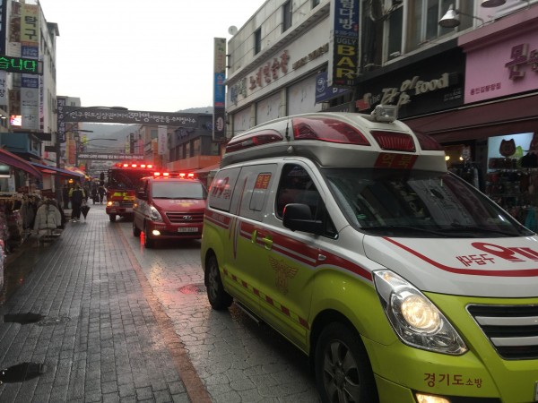 용인중앙시장 일대에서 소방차 길터주기 훈련을 진행중인 용인소방서.jpeg