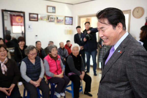 (사진) 2-2 양지면 산매동 경로당을 방문한 백군기 용인시장.JPG