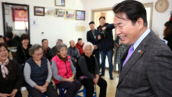 (사진) 2-2 양지면 산매동 경로당을 방문한 백군기 용인시장.JPG