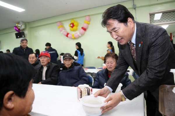 22일  떡국나눔 행사 (1).JPG