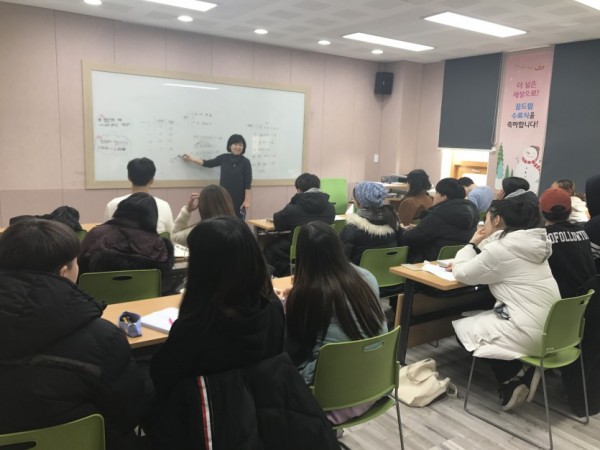 그림입니다. 원본 그림의 이름: 수학1.jpg 원본 그림의 크기: 가로 4032pixel, 세로 3024pixel 사진 찍은 날짜: 2019년 02월 22일 오후 10:45 카메라 제조 업체 : Apple 카메라 모델 : iPhone 7 프로그램 이름 : 10.3.3 F-스톱 : 1.8 노출 시간 : 1/60초 IOS 감도 : 25 노출 모드 : 자동 35mm 초점 거리 : 28 프로그램 노출 : 자동 제어 모드 측광 모드 : 평가 측광 플래시 모드 : 플래시 끔 EXIF 버전 : 0221