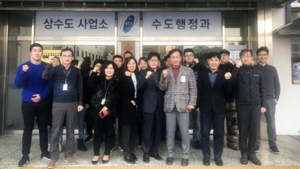 4일 수도행정과 직원들이 기념촬영을 하는 모습.jpg