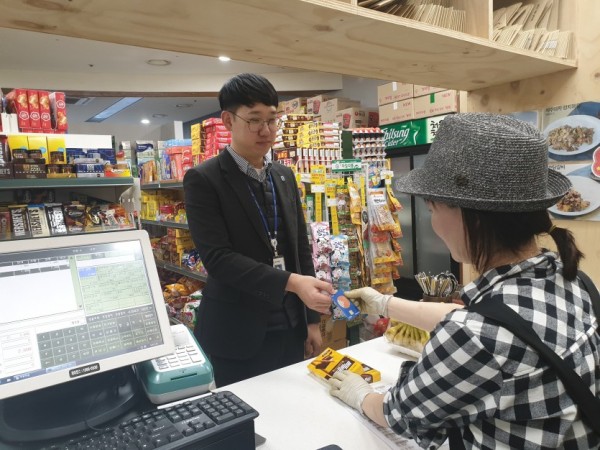 18일 용인시 직원이 와이페이를 사용하는 모습.jpg