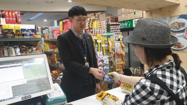 18일 용인시 직원이 와이페이를 사용하는 모습.jpg