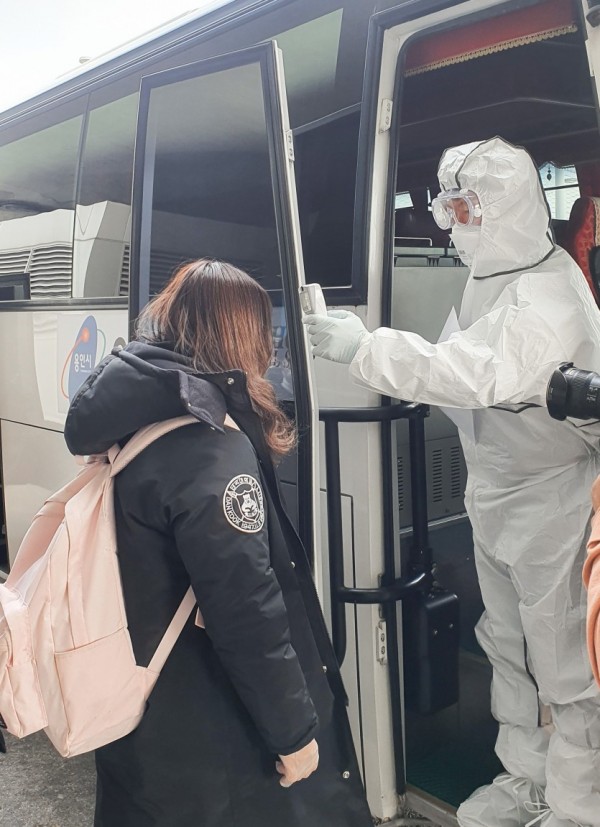 (사진) 용인시 버스에 탑승하는 중국인 우학생 2.jpg