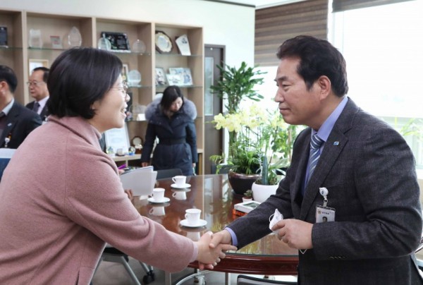 17일 백군기 시장 농관원 관계자 협의 (1).jpg