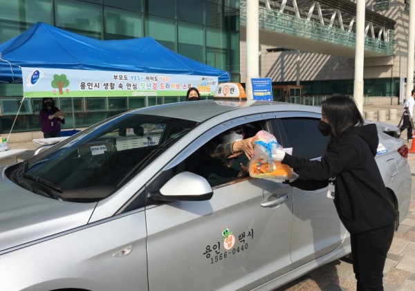 25일 드라이브스루 장난감도서관 운영.jpg