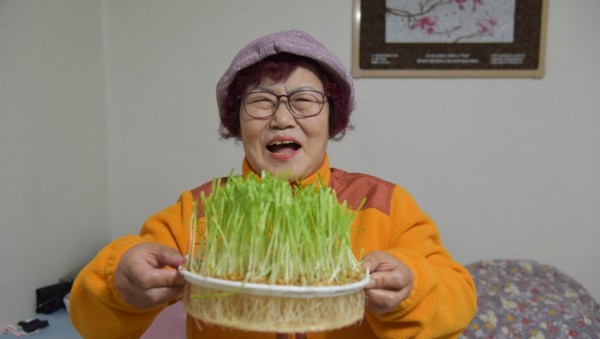 20일 새싹키트를 받은 김정복 어르신 (1).jpg