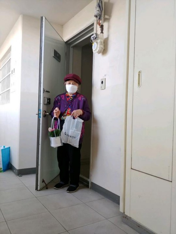 (사진) 수지구보건소 홀로어르신에 카네이션 전달.jpg
