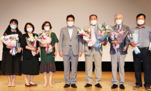 1일 태극기 달기 모범마을 표창수여식.jpg