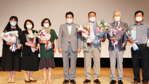 1일 태극기 달기 모범마을 표창수여식.jpg