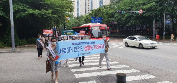 (사진) 신봉동 코로나19 생활 속 거리두기 캠페인.jpeg