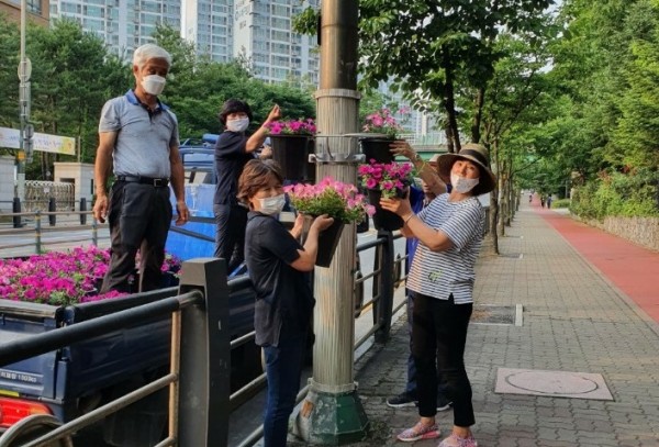 동백2동 가로등 꽃길.jpg
