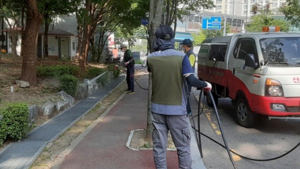 (사진) 노래기 대량 출몰 죽전 일대 긴급 방제.jpg