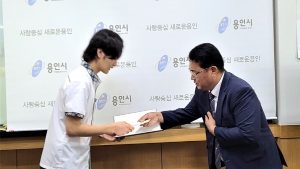 사랑회 장학금 전달.jpg