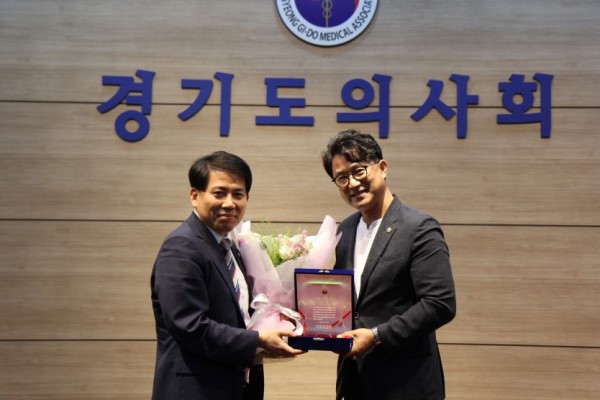 200723 추민규 의원, 경기도의사회 공로패 수상.jpg