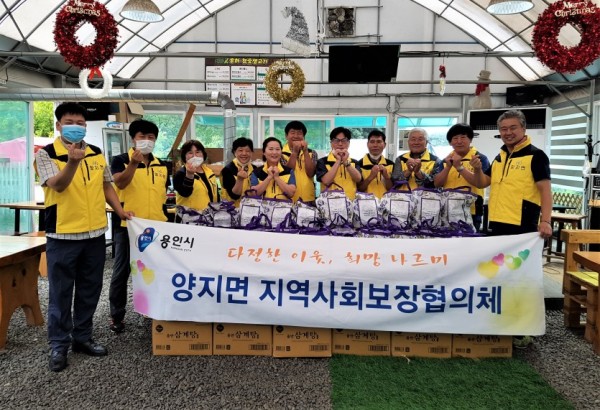 (사진) 양지면 지역사회보장협의체 저소득 가정에 여름보양식 지원.jpg