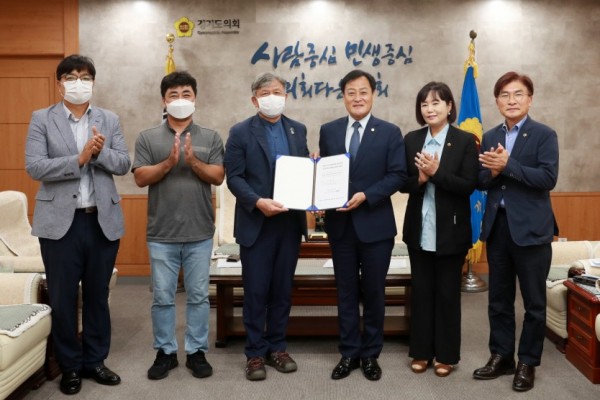 200727 경기도의회, 정전협정 67주년 기념 한반도기 게양 (1).jpg