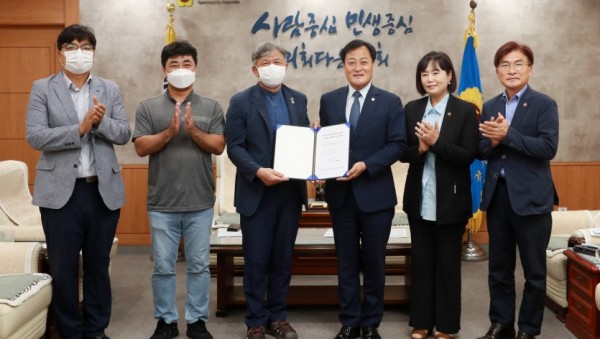 200727 경기도의회, 정전협정 67주년 기념 한반도기 게양 (1).jpg
