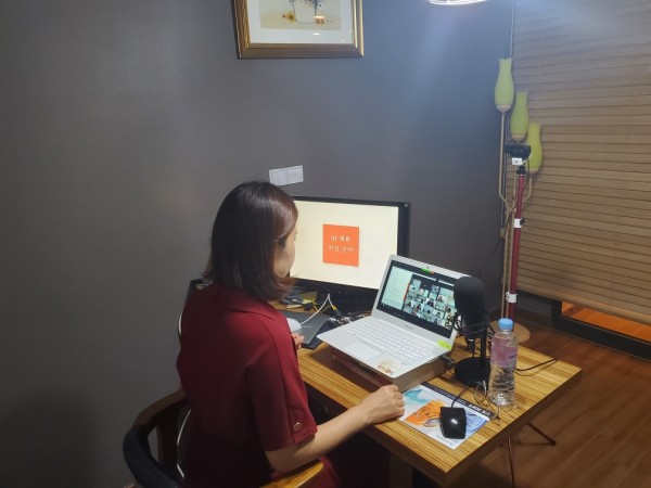 (사진) 청년공공인턴들을 대상으로 온라인 강의를 하고 있는 모습.jpeg