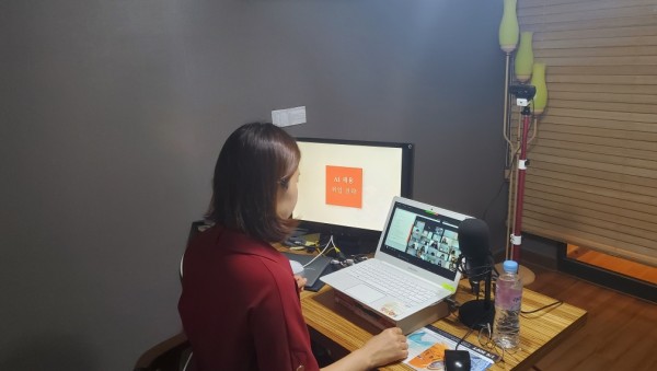 (사진) 청년공공인턴들을 대상으로 온라인 강의를 하고 있는 모습.jpeg