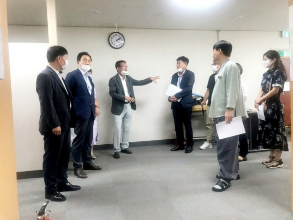 200730 진용복 부의장, 용인 성지고등학교 찾아 교육환경 개선 위해 머리 맞대 (2).jpg