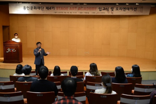2. 입교식에 거리두기로 앉아 경영본부장의 설명을 듣고있는 사진.JPG