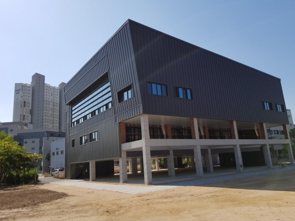 (사진) 올해 완공된 덕영고등학교 실내체육관 전경.jpg