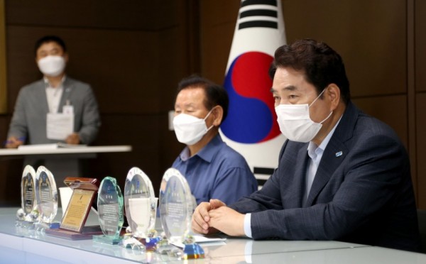 도시가스 공급완료 마을 감사패 전달 2.JPG