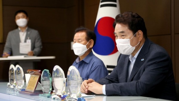 도시가스 공급완료 마을 감사패 전달 2.JPG