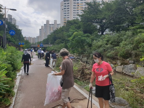 (사진) 풍덕천2동 민간단체 정평천 환경정화 활동.jpg