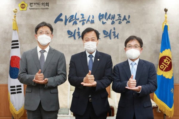 200820 장현국 의장(가운데), 오인서 수원고검장(왼쪽) 및 문홍성 수원지검장 접견 (1).jpg