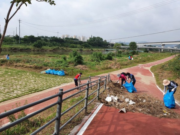 포곡읍주민자치위원회 경안천 쓰레기 제거.jpg