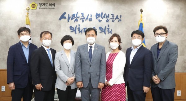 200824 경기도의회 예산정책위원회 위촉식 개최 (1).jpg