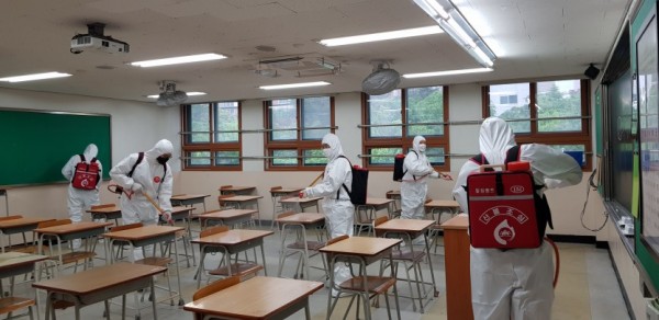 (사진) 관내 한 고등학교를 방역소독 하고 있는 모습.jpg