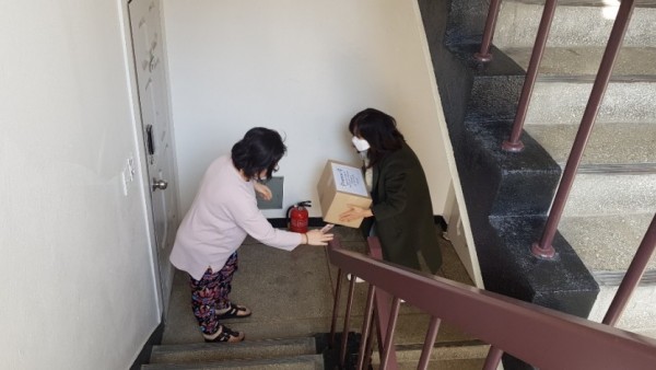 (사진) 학교사회복지사가 학생의 집을 방문해 토닥토닥 키트를 전달하고 있다..jpg