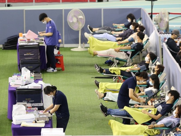 3_4일_오후_신천지교회_성도가_대구육상진흥센터에서_혈장_공여를_하고_있다_.jpg