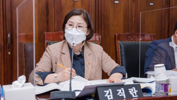200908 김직란 의원, 도내 버스운수종사자 양성교육과정 및 취업률 관련 집중질의.jpg