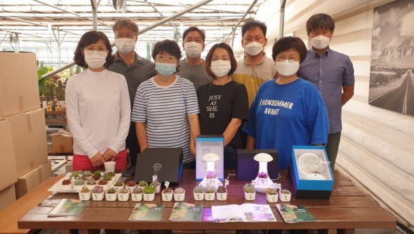 수출 화훼 단지 육성 시범 사업에 참여한 농가들.jpg