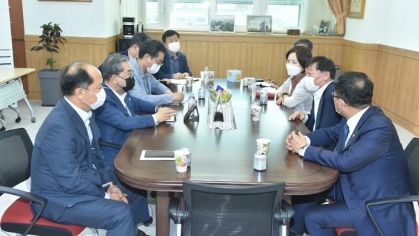 200922 남종섭위원장, 교육감과의 현안논의 차담회.JPG