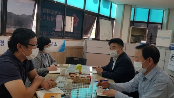 200923유상호의원,연천군청 문화유산팀 관계자와 미수 허목 복원 사업 논의사진.jpg